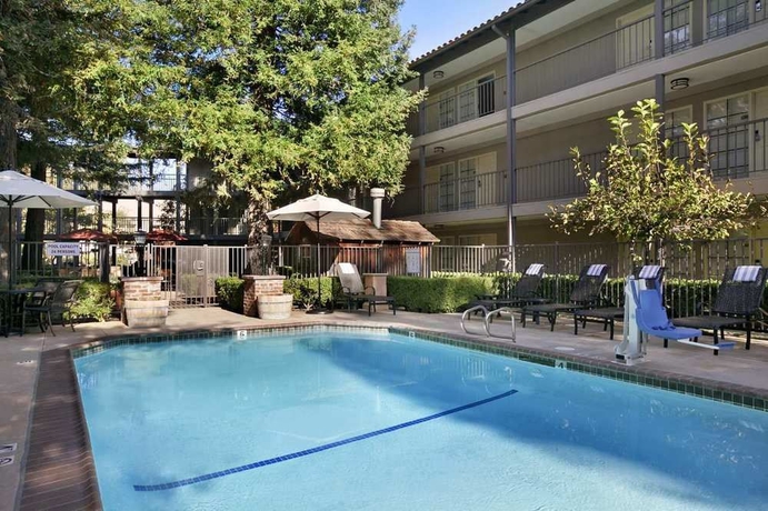 Imagen de la piscina del Hotel Embassy Suites By Hilton Napa Valley. Foto 15