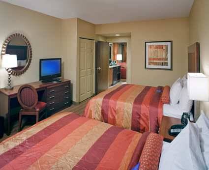 Imagen de la habitación del Hotel Embassy Suites By Hilton Norman and Conference Center. Foto 3