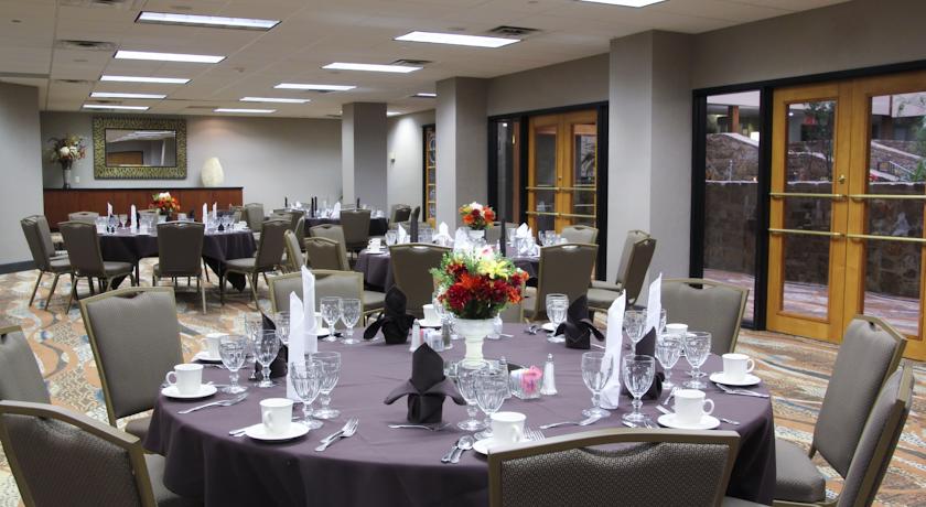 Imagen general del Hotel Embassy Suites By Hilton Oklahoma City Will Rogers Airport. Foto 12