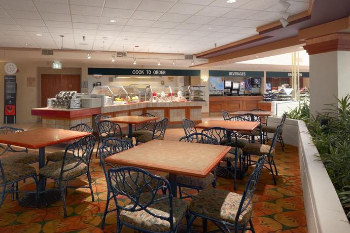 Imagen del bar/restaurante del Hotel Embassy Suites By Hilton Omaha Downtown Old Market. Foto 2