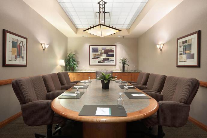 Imagen de los interiores del Hotel Embassy Suites By Hilton Omaha Downtown Old Market. Foto 10