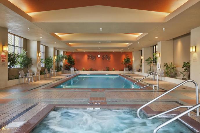 Imagen de la piscina del Hotel Embassy Suites By Hilton Omaha Downtown Old Market. Foto 12