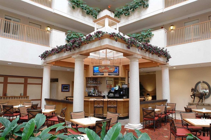 Imagen del bar/restaurante del Hotel Embassy Suites By Hilton Orlando Airport. Foto 2