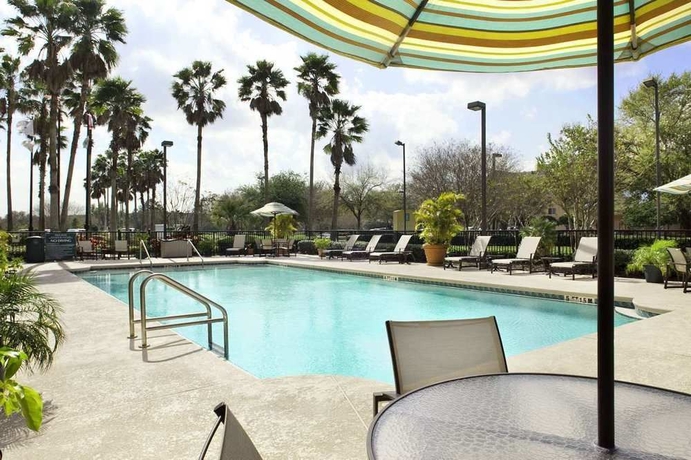 Imagen de la piscina del Hotel Embassy Suites By Hilton Orlando Airport. Foto 15