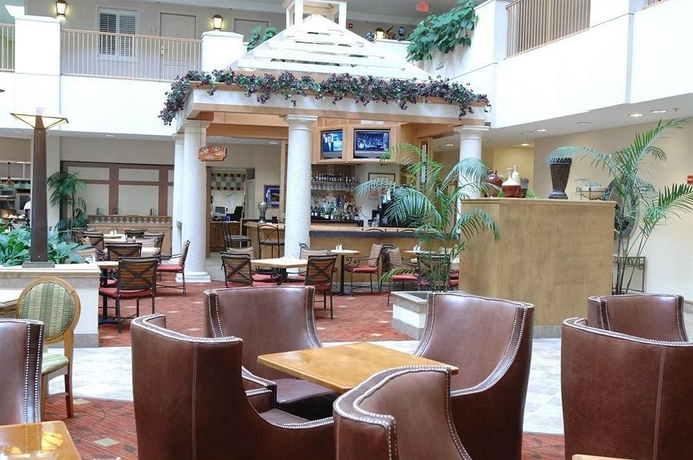 Imagen del bar/restaurante del Hotel Embassy Suites By Hilton Orlando Airport. Foto 3