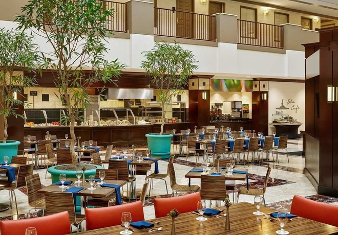 Imagen del bar/restaurante del Hotel Embassy Suites By Hilton Orlando Downtown. Foto 1
