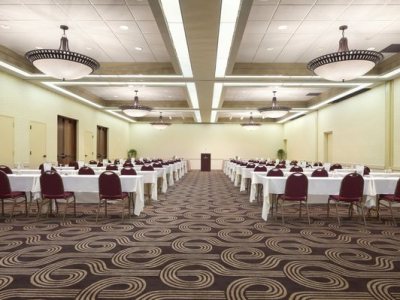 Imagen de los interiores del Hotel Embassy Suites By Hilton Orlando International Dr Icon Park. Foto 9