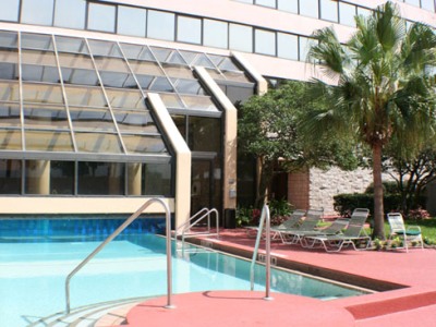 Imagen de la piscina del Hotel Embassy Suites By Hilton Orlando International Dr Icon Park. Foto 12