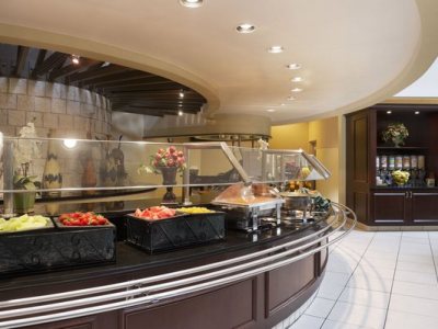 Imagen del bar/restaurante del Hotel Embassy Suites By Hilton Orlando International Dr Icon Park. Foto 2