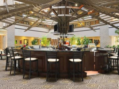 Imagen del bar/restaurante del Hotel Embassy Suites By Hilton Orlando International Dr Icon Park. Foto 3