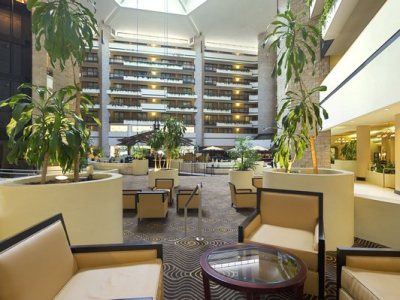 Imagen de los interiores del Hotel Embassy Suites By Hilton Orlando International Dr Icon Park. Foto 11