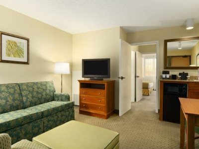 Imagen de la habitación del Hotel Embassy Suites By Hilton Orlando International Dr Icon Park. Foto 6
