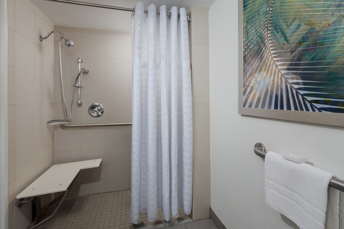 Imagen de la habitación del Hotel Embassy Suites By Hilton Orlando Lake Buena Vista Resort. Foto 6