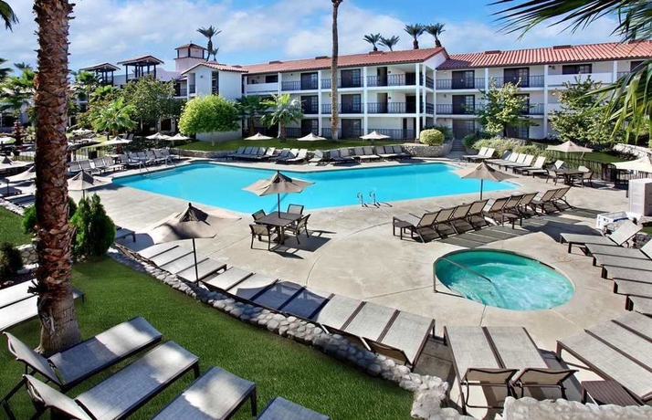 Imagen de la piscina del Hotel Embassy Suites By Hilton Palm Desert. Foto 15