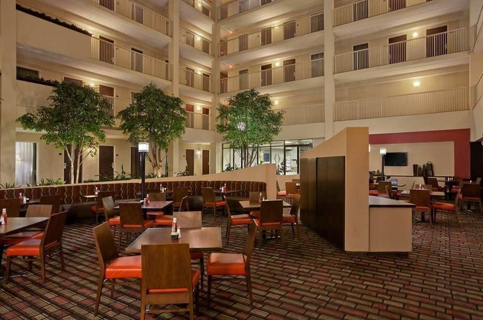 Imagen de los exteriores del Hotel Embassy Suites By Hilton Philadelphia Airport. Foto 8