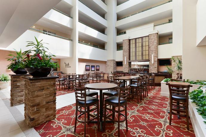 Imagen del bar/restaurante del Hotel Embassy Suites By Hilton Philadelphia Valley Forge. Foto 2