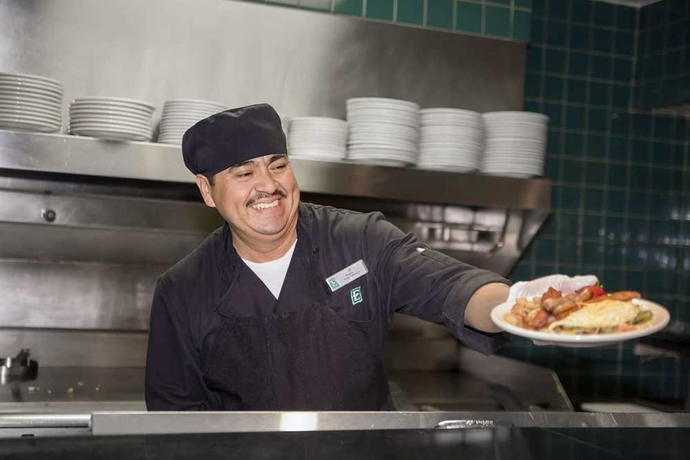 Imagen del bar/restaurante del Hotel Embassy Suites By Hilton Phoenix Airport. Foto 3