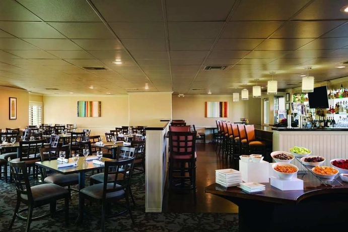 Imagen del bar/restaurante del Hotel Embassy Suites By Hilton Phoenix Airport. Foto 6