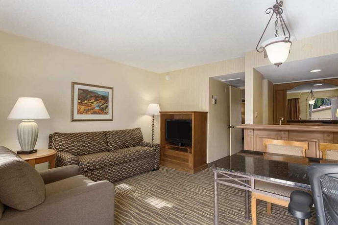 Imagen de los interiores del Hotel Embassy Suites By Hilton Phoenix Airport. Foto 14