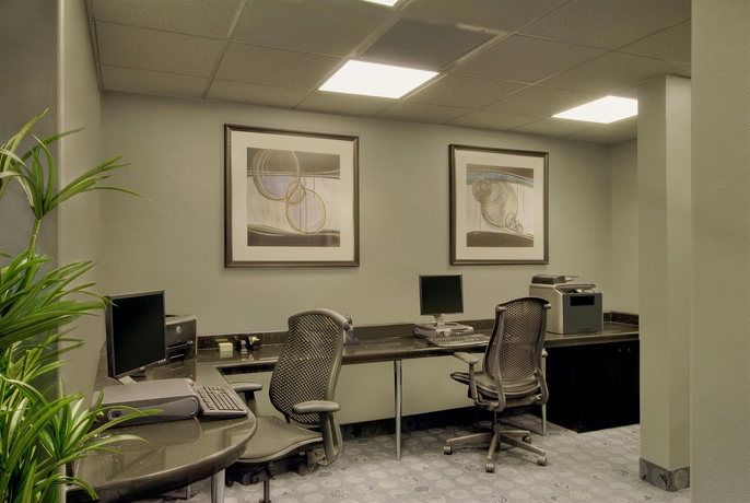 Imagen de los interiores del Hotel Embassy Suites By Hilton Phoenix Biltmore. Foto 10