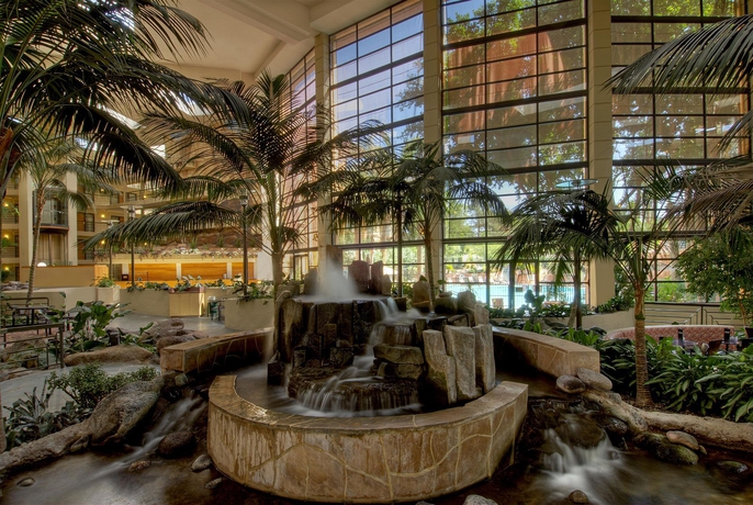 Imagen de los interiores del Hotel Embassy Suites By Hilton Phoenix Biltmore. Foto 11