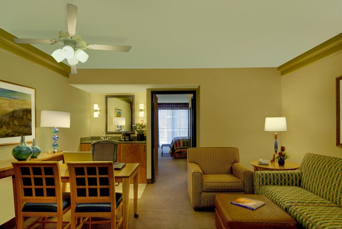 Imagen de los interiores del Hotel Embassy Suites By Hilton Phoenix Biltmore. Foto 12