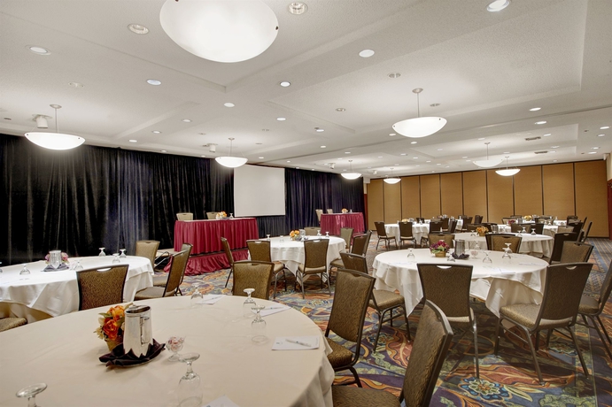 Imagen de los interiores del Hotel Embassy Suites By Hilton Phoenix Biltmore. Foto 13