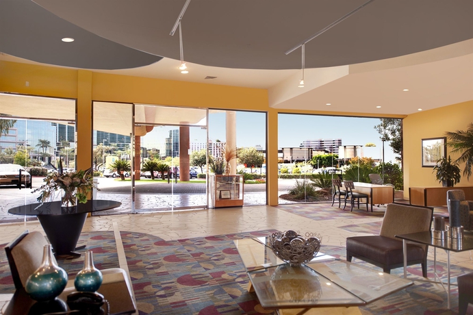 Imagen de los interiores del Hotel Embassy Suites By Hilton Phoenix Biltmore. Foto 14