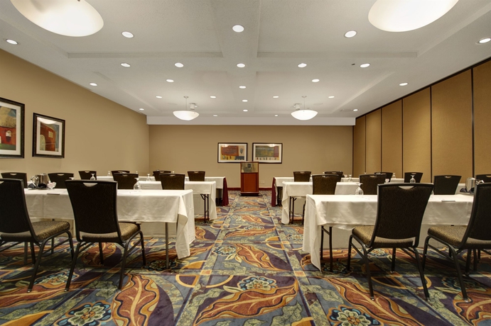 Imagen de los interiores del Hotel Embassy Suites By Hilton Phoenix Biltmore. Foto 15