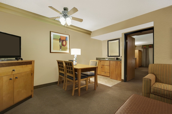 Imagen de los interiores del Hotel Embassy Suites By Hilton Phoenix Biltmore. Foto 16