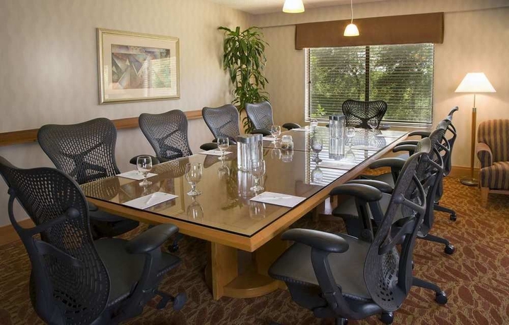 Imagen de los interiores del Hotel Embassy Suites By Hilton Phoenix Scottsdale. Foto 14