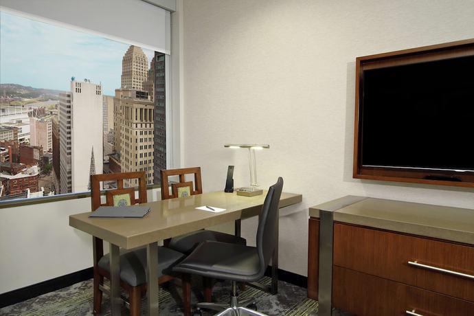 Imagen de la habitación del Hotel Embassy Suites By Hilton Pittsburgh Downtown. Foto 2