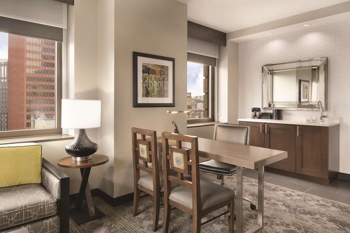 Imagen de la habitación del Hotel Embassy Suites By Hilton Pittsburgh Downtown. Foto 3