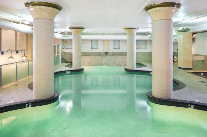 Imagen de la piscina del Hotel Embassy Suites By Hilton Portland Downtown. Foto 12