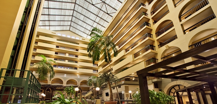 Imagen de los interiores del Hotel Embassy Suites By Hilton Raleigh Crabtree. Foto 8