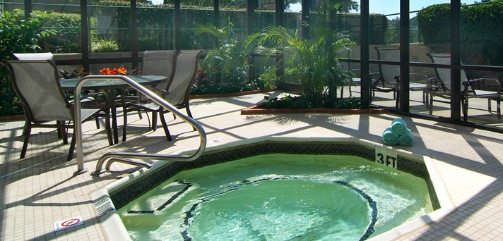 Imagen de la piscina del Hotel Embassy Suites By Hilton Raleigh Crabtree. Foto 9
