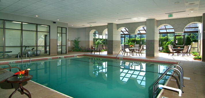 Imagen de la piscina del Hotel Embassy Suites By Hilton Raleigh Crabtree. Foto 10