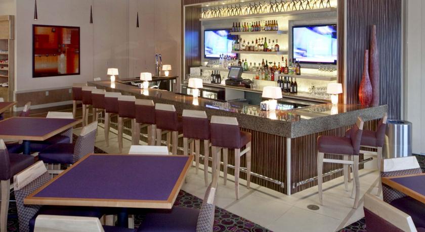Imagen del bar/restaurante del Hotel Embassy Suites By Hilton Raleigh Durham Airport Brier Creek. Foto 4
