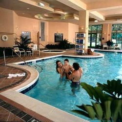 Imagen de la piscina del Hotel Embassy Suites By Hilton Raleigh Durham Research Triangle. Foto 6