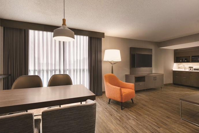 Imagen de la habitación del Hotel Embassy Suites By Hilton Richmond. Foto 10