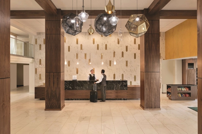 Imagen de los interiores del Hotel Embassy Suites By Hilton Richmond. Foto 19