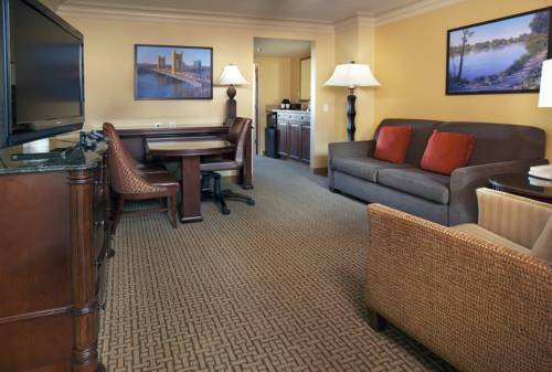 Imagen de la habitación del Hotel Embassy Suites By Hilton Sacramento Riverfront Promenade. Foto 3