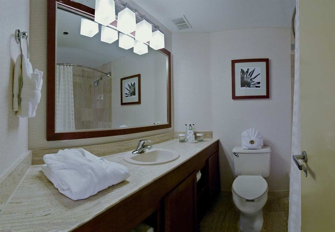 Imagen de la habitación del Hotel Embassy Suites By Hilton San Antonio Airport. Foto 3