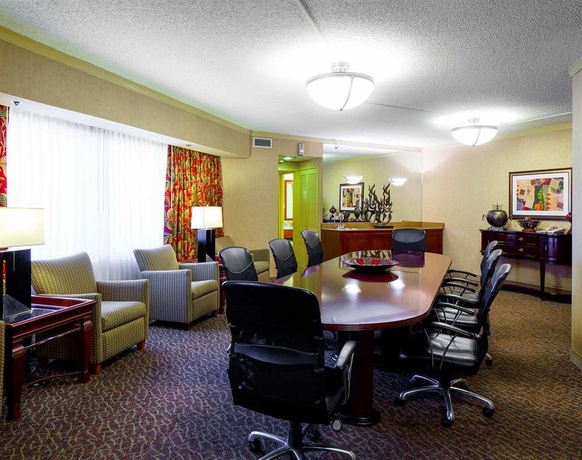 Imagen de los interiores del Hotel Embassy Suites By Hilton San Antonio Airport. Foto 11
