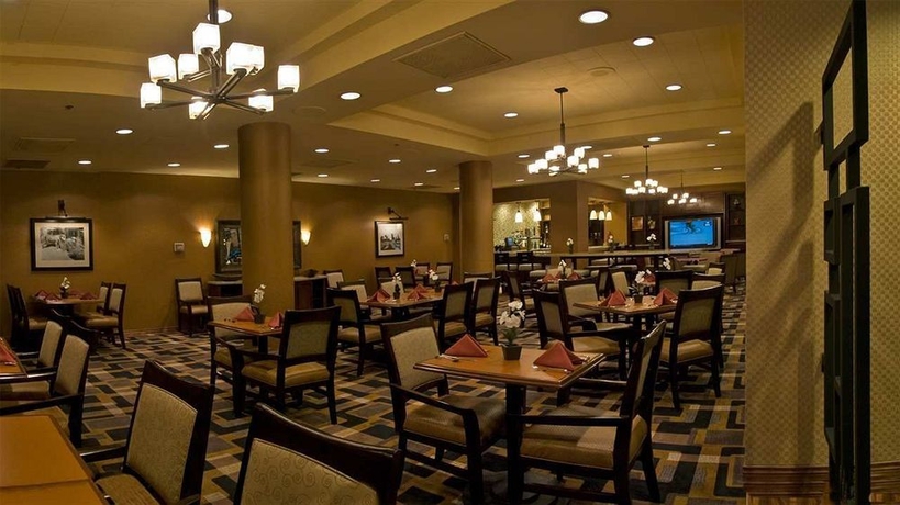 Imagen del bar/restaurante del Hotel Embassy Suites By Hilton San Antonio Airport. Foto 2