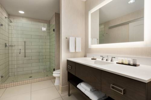 Imagen de la habitación del Hotel Embassy Suites By Hilton San Antonio Brooks and Spa. Foto 1