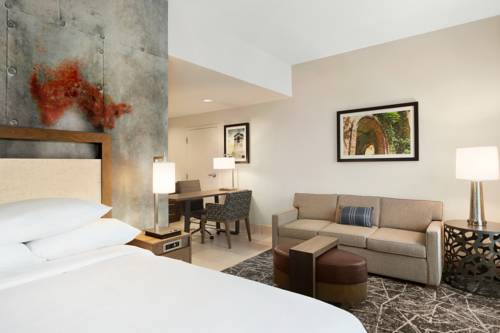 Imagen de la habitación del Hotel Embassy Suites By Hilton San Antonio Brooks and Spa. Foto 2