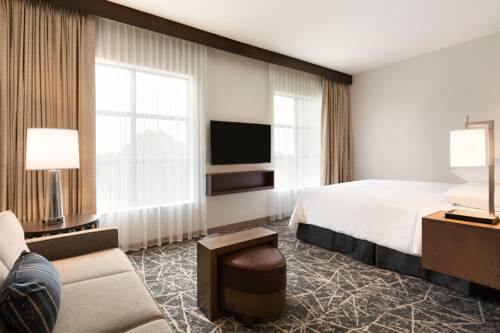 Imagen de la habitación del Hotel Embassy Suites By Hilton San Antonio Brooks and Spa. Foto 3