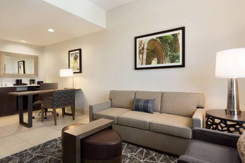 Imagen de la habitación del Hotel Embassy Suites By Hilton San Antonio Brooks and Spa. Foto 6