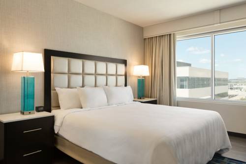 Imagen de la habitación del Hotel Embassy Suites By Hilton San Antonio Landmark. Foto 4